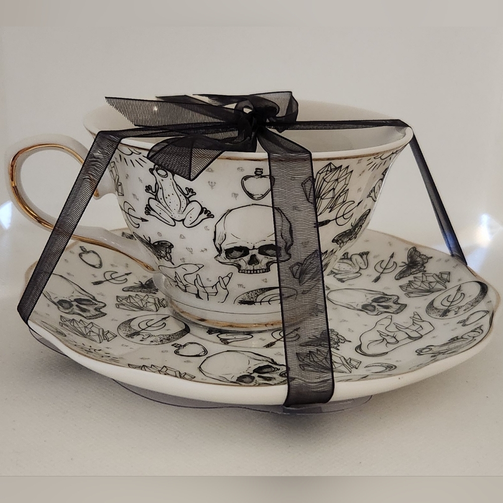 PARK CHATEAU NEW Magic Potion Skull Teacup & Saucer Set Black & White W/Gold NWT